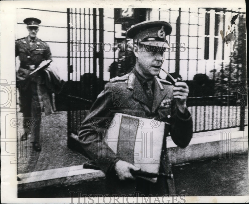 1939 Press Photo Major General Windsor, leaving his Paris home for duty-Historic Images