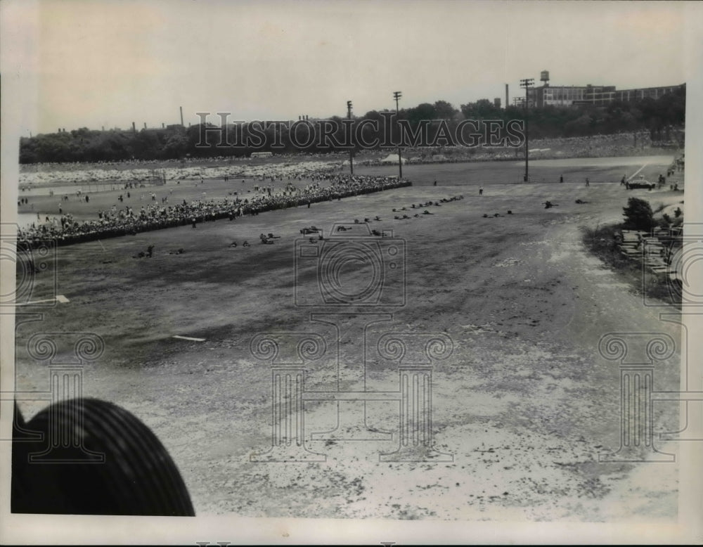 Press Photo Troops landed by helicopter at Edgewater Beach - cvw23039 - Historic Images