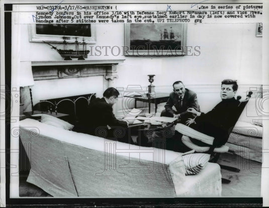 1961 Press Photo Pres Kennedy confers w/ Defense Sec McNamara & VP Johnson - Historic Images