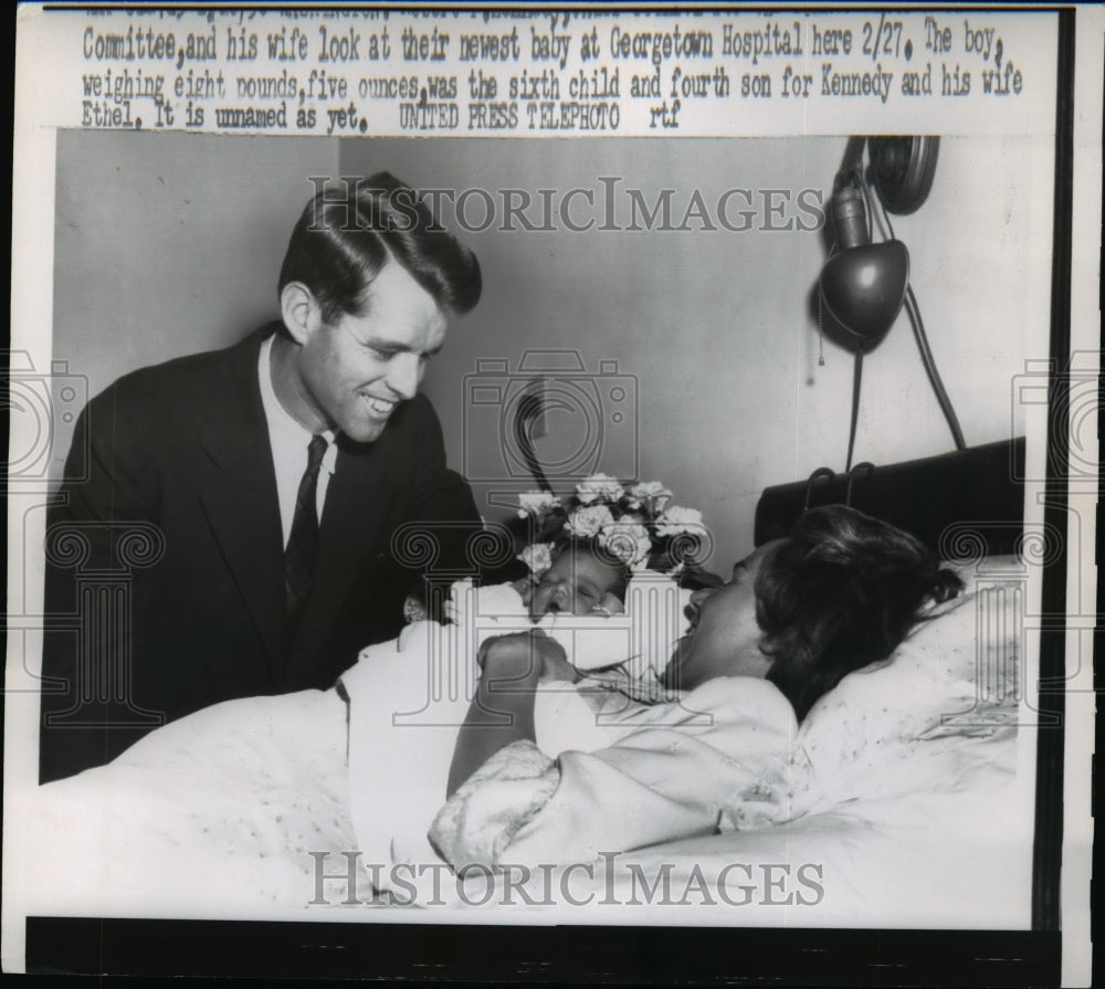 1958 Press Photo Mr. Kennedy &amp; wife look at their newest baby at Georgetown Hosp - Historic Images