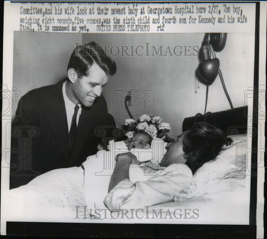 1958 Press Photo Mr. Kennedy & wife look at their newest baby at Georgetown Hosp - Historic Images