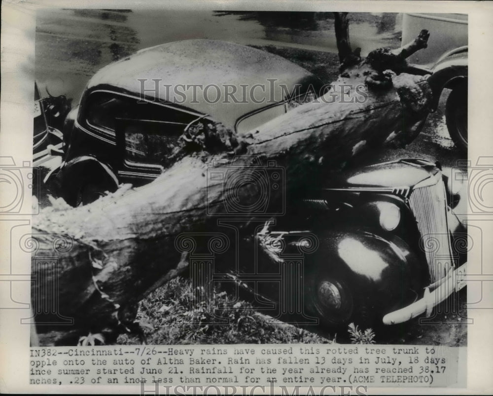 1950 Press Photo Tree trunk toppled on Altha Baker&#39;s auto due to heavy rain - Historic Images