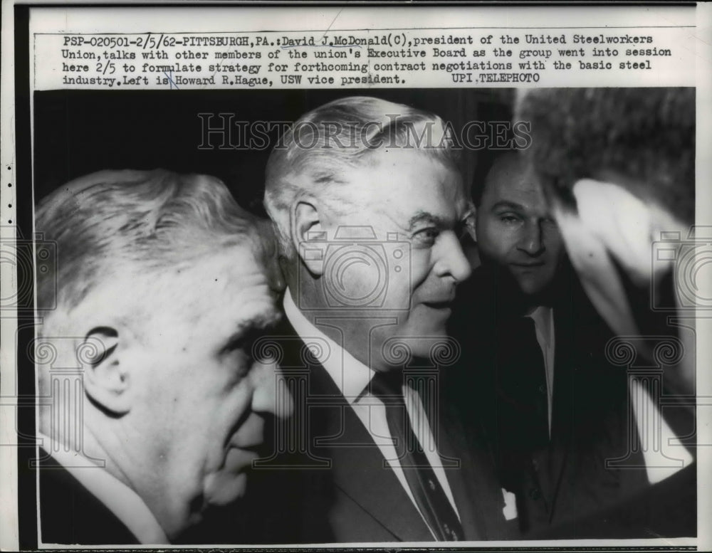 1962 Press Photo David J. McDonald talks w/ members of the union's Exec Board-Historic Images