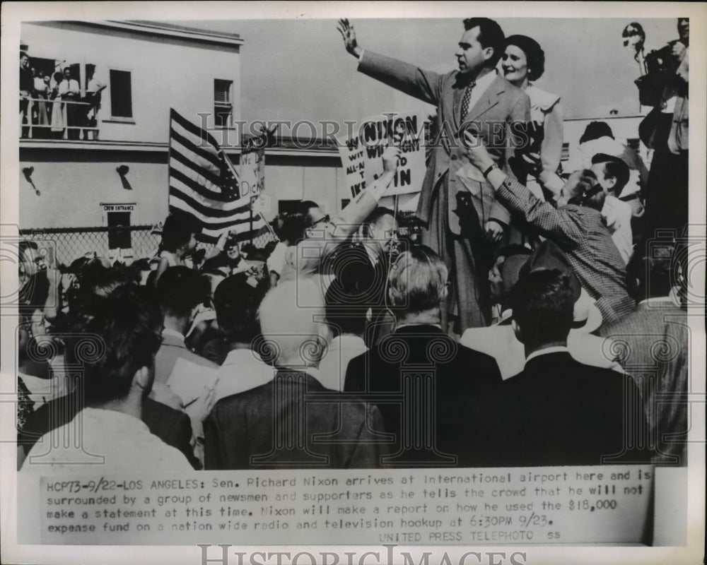 1973 Press Photo Sen. Richard Nixon waving at arrival to International Airport - Historic Images