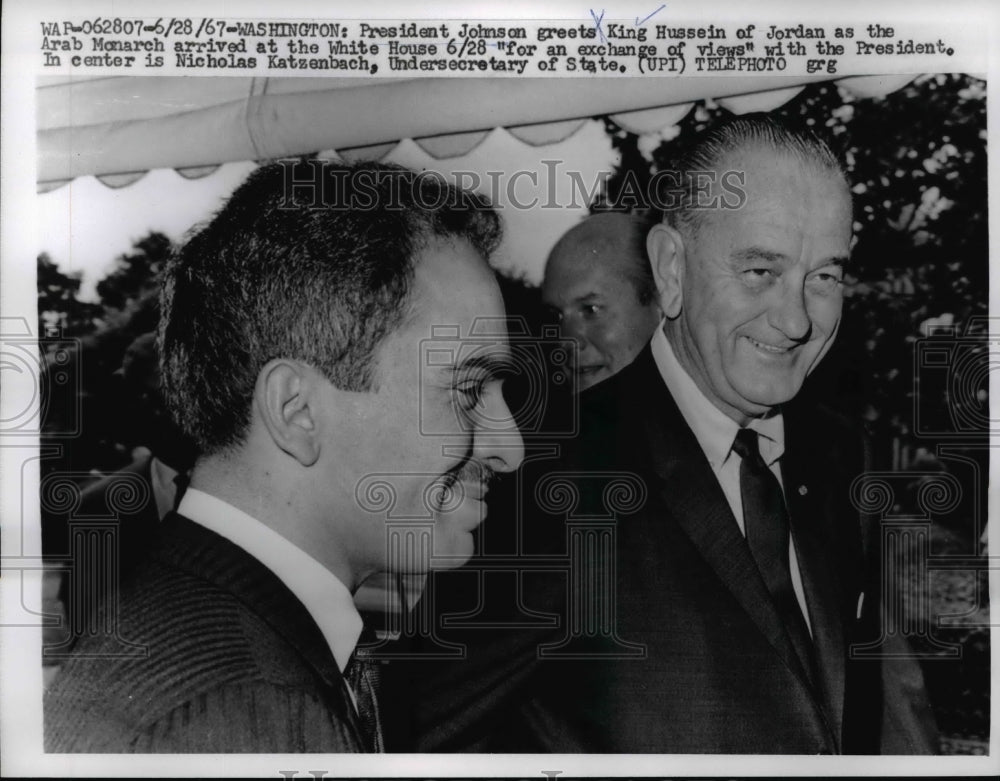 1967 Press Photo Pres. Johnson welcomes Arab King Hussein at the White House - Historic Images