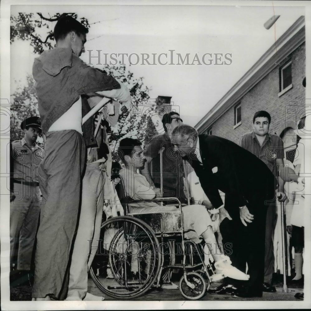 1968 Press Photo President Lyndon Johnson visits wounded Vietnam veterans - Historic Images