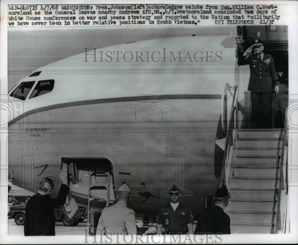 1968 Press Photo President Johnson returns a salute to Gen. William Westmoreland - Historic Images