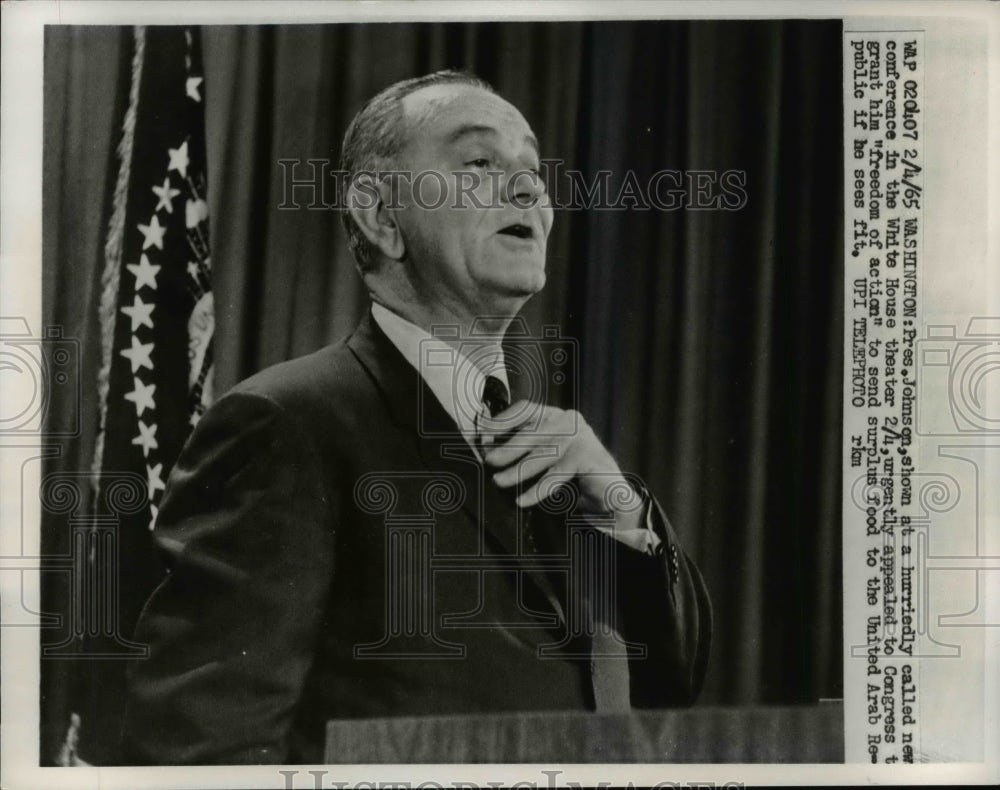 1965 Press Photo Pres. Johnson shown at conference in White House theater-Historic Images