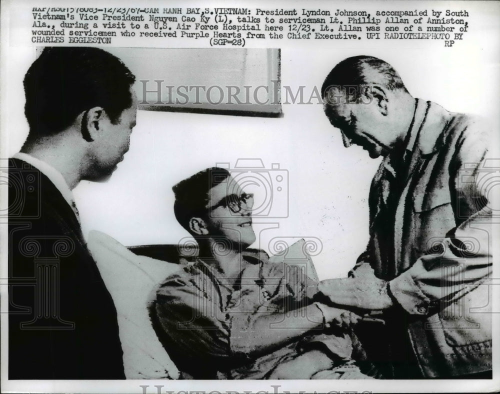 1967 Press Photo Pres. Lyndon Johnson &amp; Nguyen Cao Ky talk to Lt. Phillip Allan - Historic Images