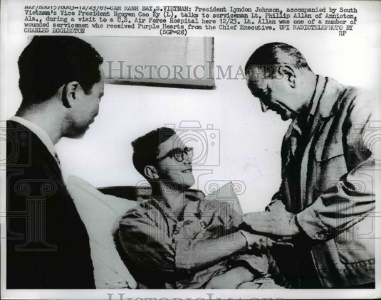 1967 Press Photo Pres. Lyndon Johnson & Nguyen Cao Ky talk to Lt. Phillip Allan - Historic Images