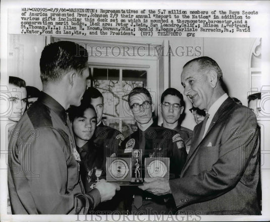 1966 Press Photo Boys Scouts of America presented award & gifts to Pres. Johnson - Historic Images