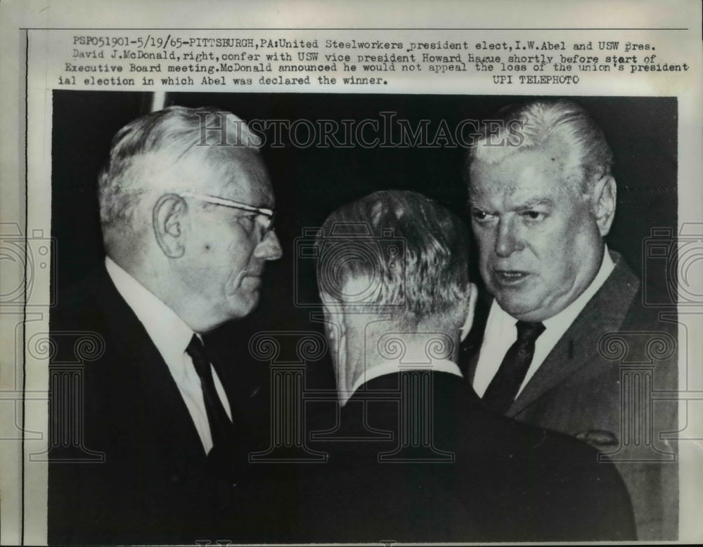 1965 Press Photo United Steelworkers IW Abel & DJ McDonald confer with H. Hague - Historic Images