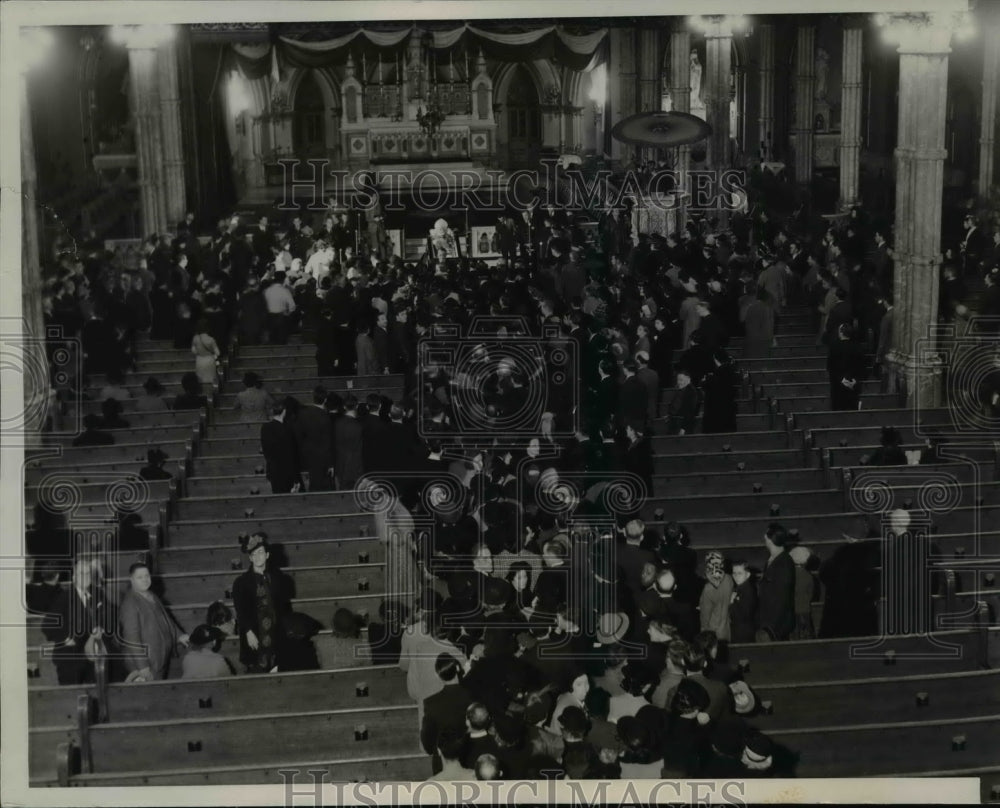 1939 Press Photo Crowd inside Holy Name Cathedral where Cardinal lies in state - Historic Images