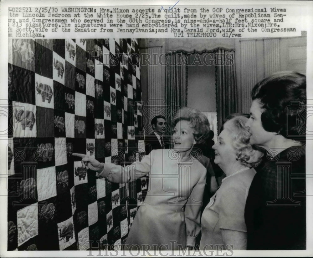 1970  Mrs Nixon, Mrs Scott, And Mrs Gerald Ford Accepting Quilt - Historic Images