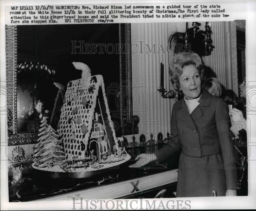 1970 Press Photo Mrs Richard Nixon Giving Tour Of The White House at Christmas-Historic Images