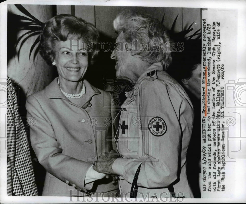 1969 Press Photo Mrs. Nixon shake hands w/ Mrs. Wallace Bennett - cvw23364-Historic Images