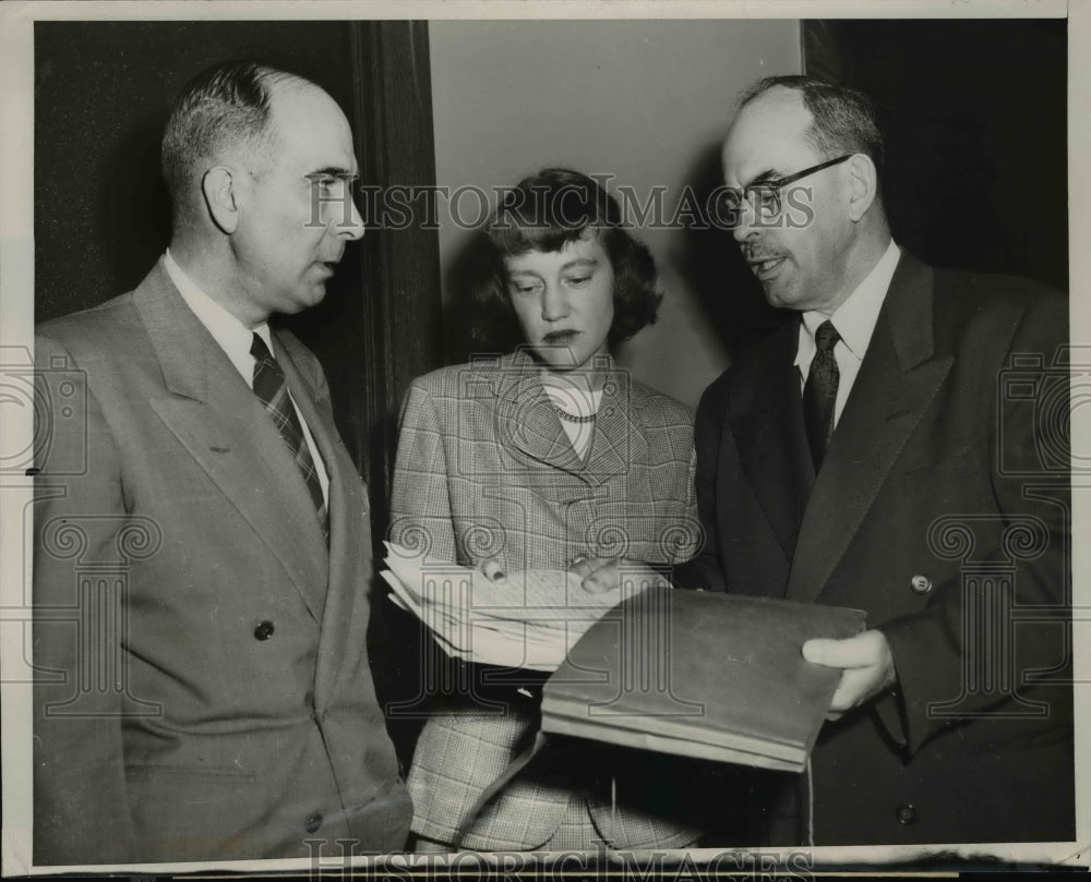 1952 Press Photo PE Ford &amp; Dorothy Hunt represent DuPont&#39;s anti-trust charges - Historic Images