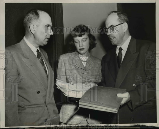 1952 Press Photo PE Ford & Dorothy Hunt represent DuPont's anti-trust charges - Historic Images