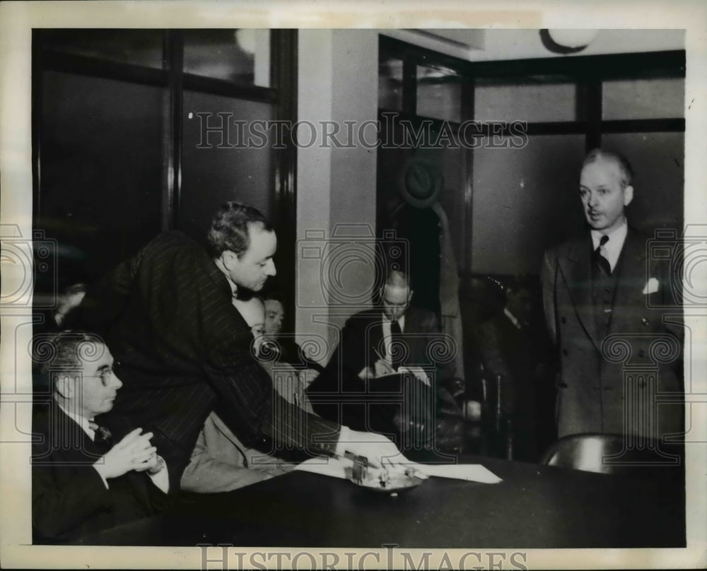 1943 Press Photo James McGuiness refuses to waive immunity at a finance hearing - Historic Images