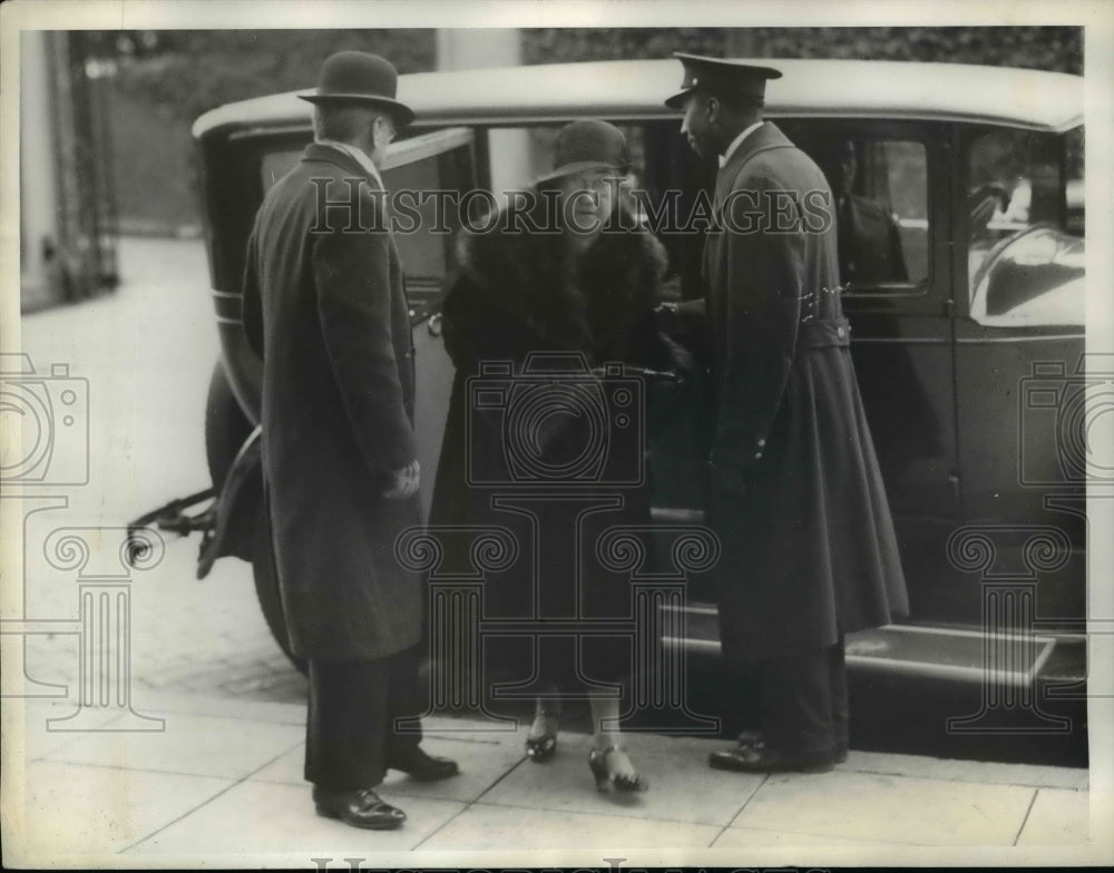 1933 Press Photo Mr &amp; Mrs Daniel C Roper pays respect to Sen Thomas Walsh - Historic Images