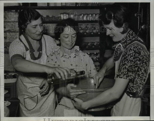 1934 Press Photo Wives of Junior League members prepare a meal for working men-Historic Images