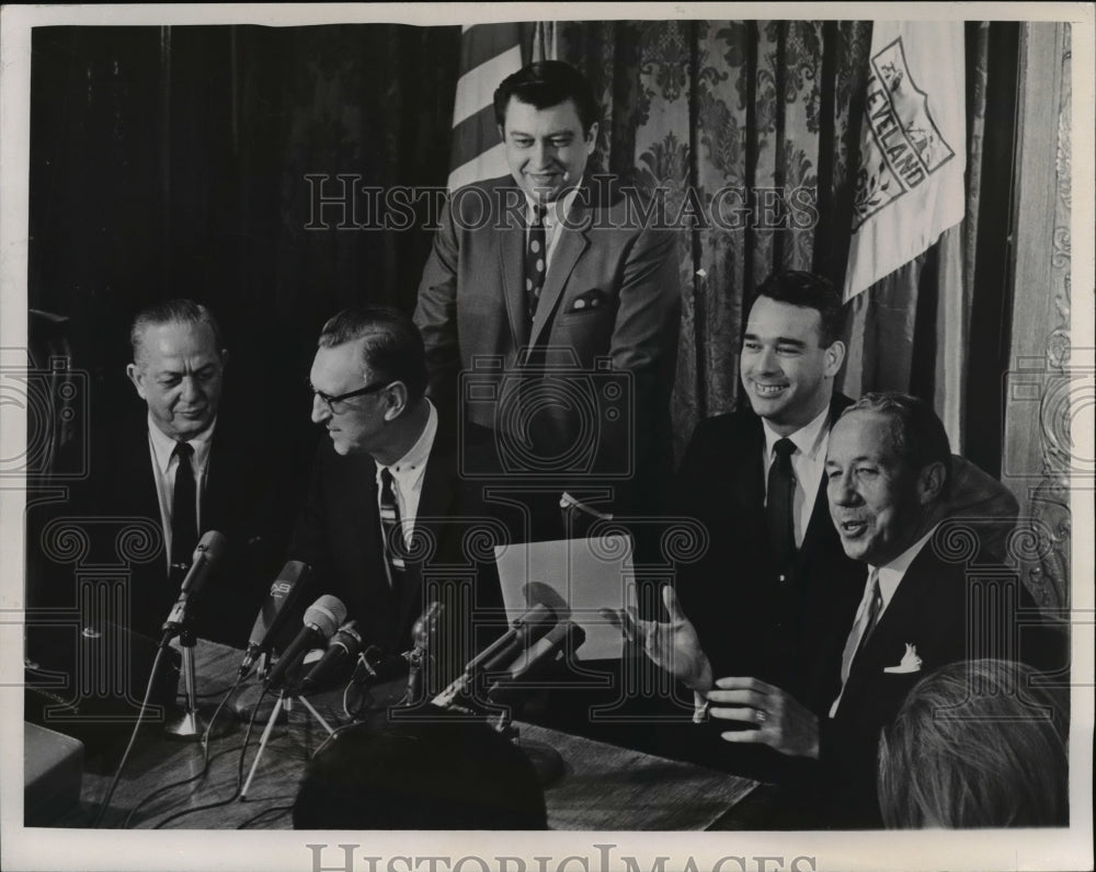 1967 Press Photo Cleveland Mayor Ralph Locker - cvw23451 - Historic Images