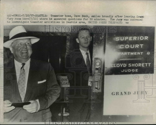 1957 Press Photo Teamster boss Dave Beck seen leaving Grand Jury room in Seattle - Historic Images