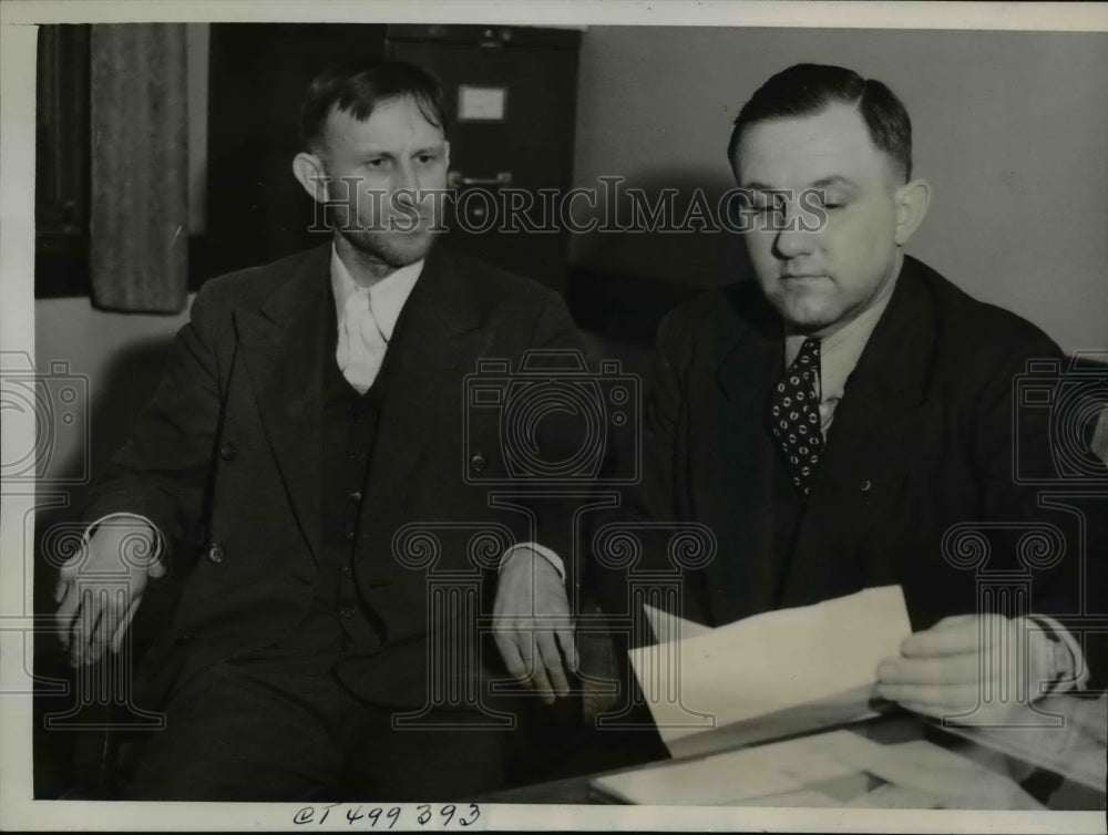 1939 Press Photo Sheriff John Knotts questioned accused Henry Schurg of murder - Historic Images