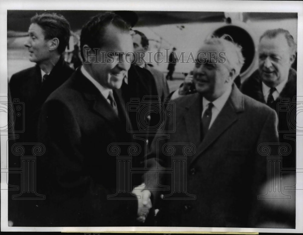 1969 Press Photo Pres Richard M Nixon at Heathrow Airport in London - Euro tour - Historic Images