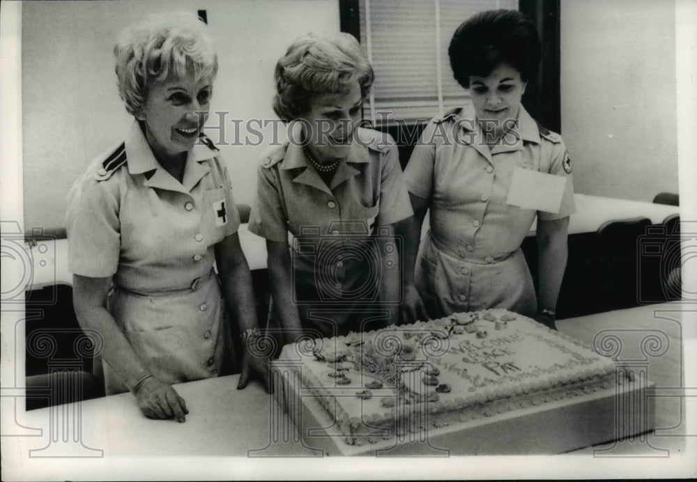 1969 Press Photo Pat Nixon at the Senate Ladies&#39; Red Cross Unit in Washington - Historic Images