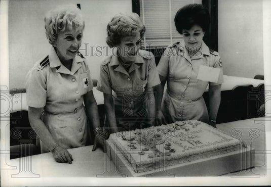 1969 Press Photo Pat Nixon at the Senate Ladies' Red Cross Unit in Washington - Historic Images