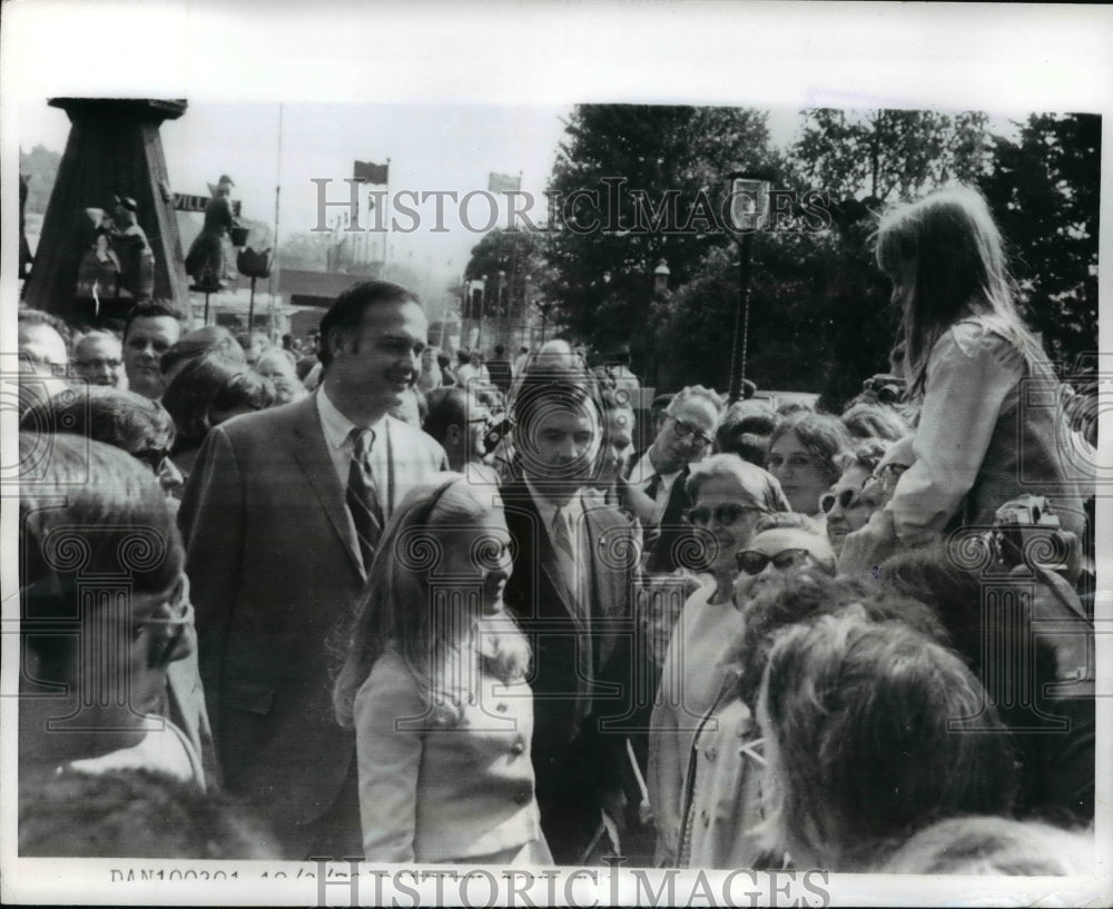 1970 Press Photo Tricia Nixon welcomed by the townspeople in Danbury Connecticut- Historic Images