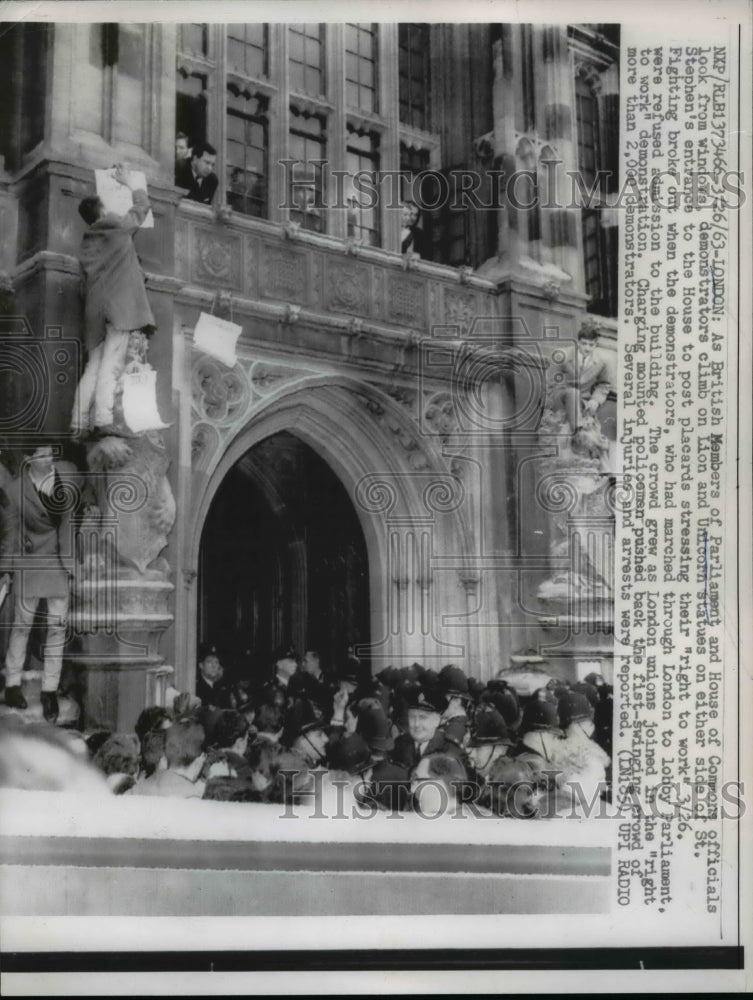 1963 Press Photo Demonstrators climb on either side of St. Stephen&#39;s entrance-Historic Images