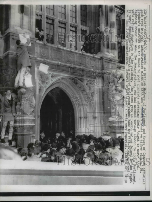 1963 Press Photo Demonstrators climb on either side of St. Stephen's entrance-Historic Images