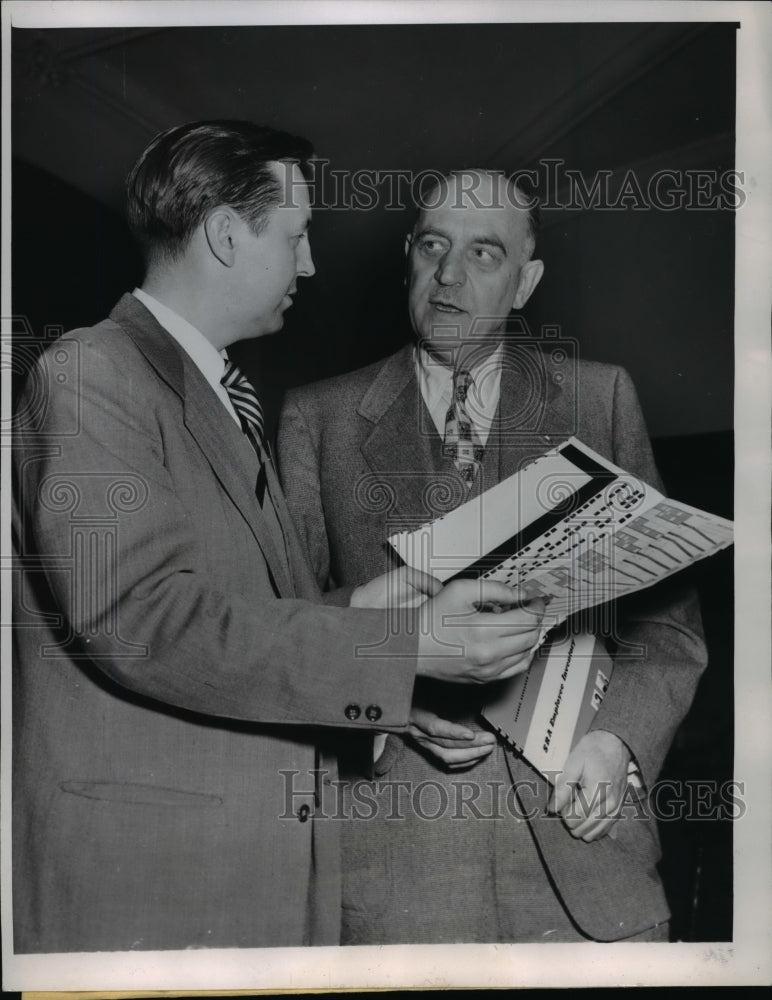 1952 Press Photo Robert Burns, Dr. Wm Menninger scan first morale meter booklet-Historic Images