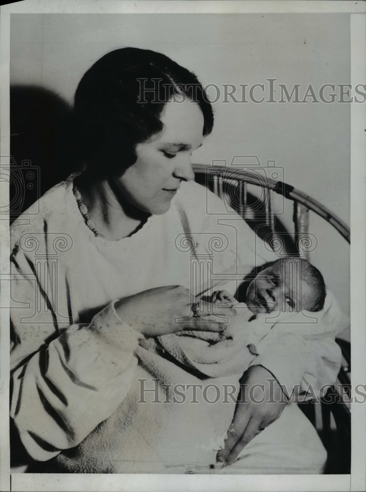 1935 Robert Earl Linsig, the baby born with no esophagus with mother - Historic Images
