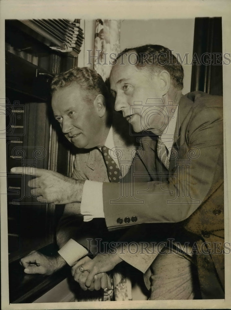 1944 Leslie Biffle and Carroll Cate at National Conventions, Chicago - Historic Images