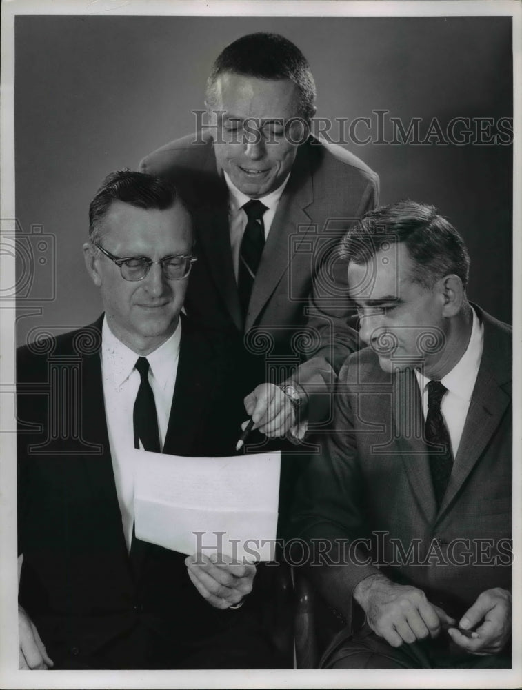 1962 Press Photo Mayor Ralph Locher with Dan O&#39;Laughlin, Bromis Klementoroicz - Historic Images