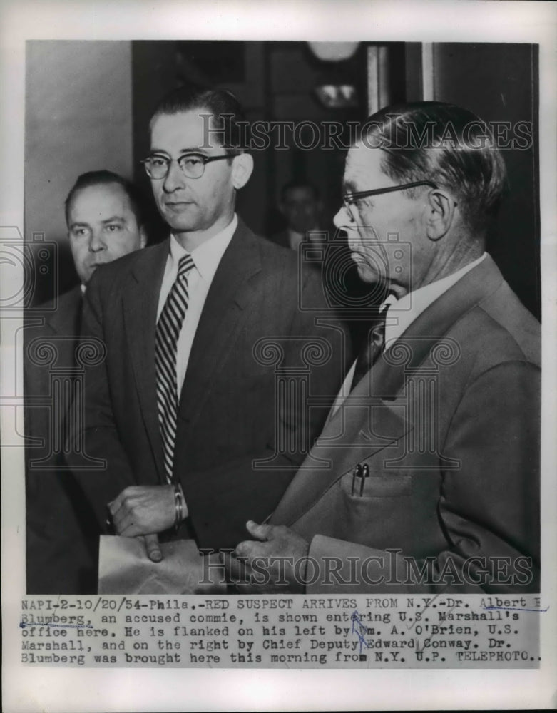 1954 Press Photo Dr Albert B Blumberg, an accused commie brought to US Marshall - Historic Images