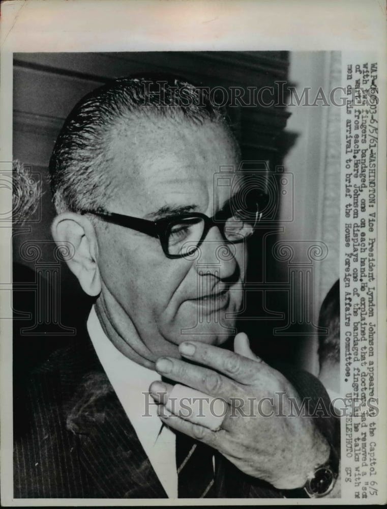 1961 Press Photo Vice President Lyndon Johnson with bandaged fingers-Historic Images