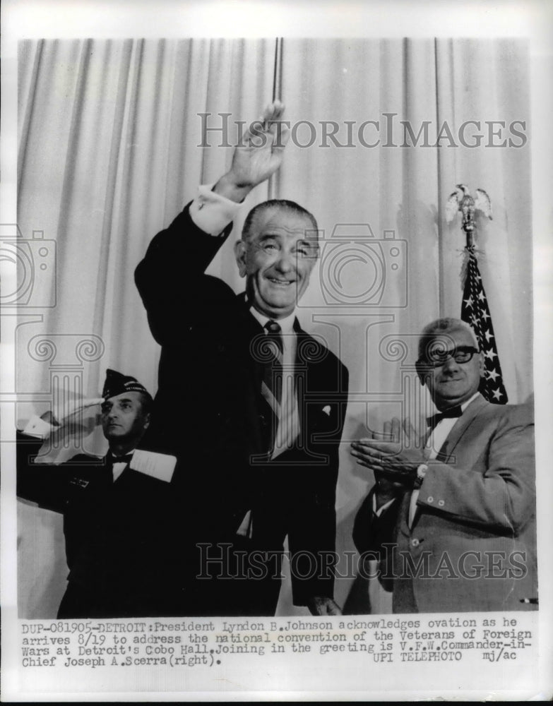 1968 Press Photo Pres. Lyndon B. Johnson acknowledges ovation as he arrives - Historic Images