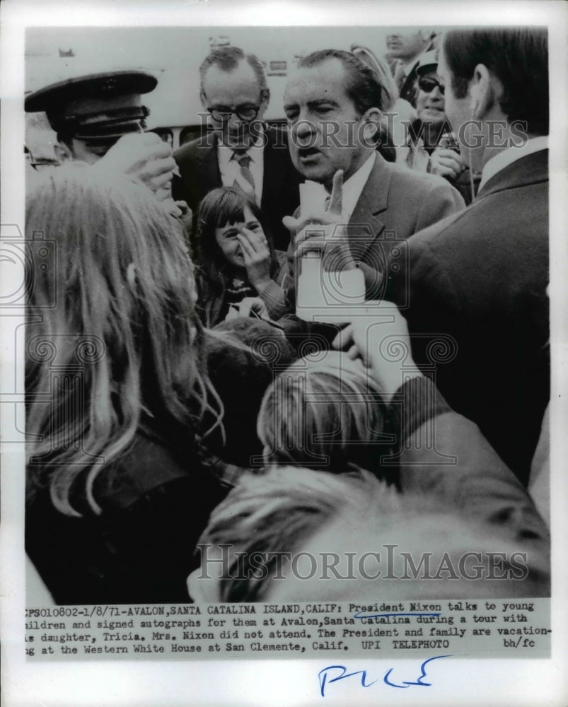 1971 Press Photo Pres Richard Nixon &amp; daughter Tricia at Avalon, Santa Catalina - Historic Images