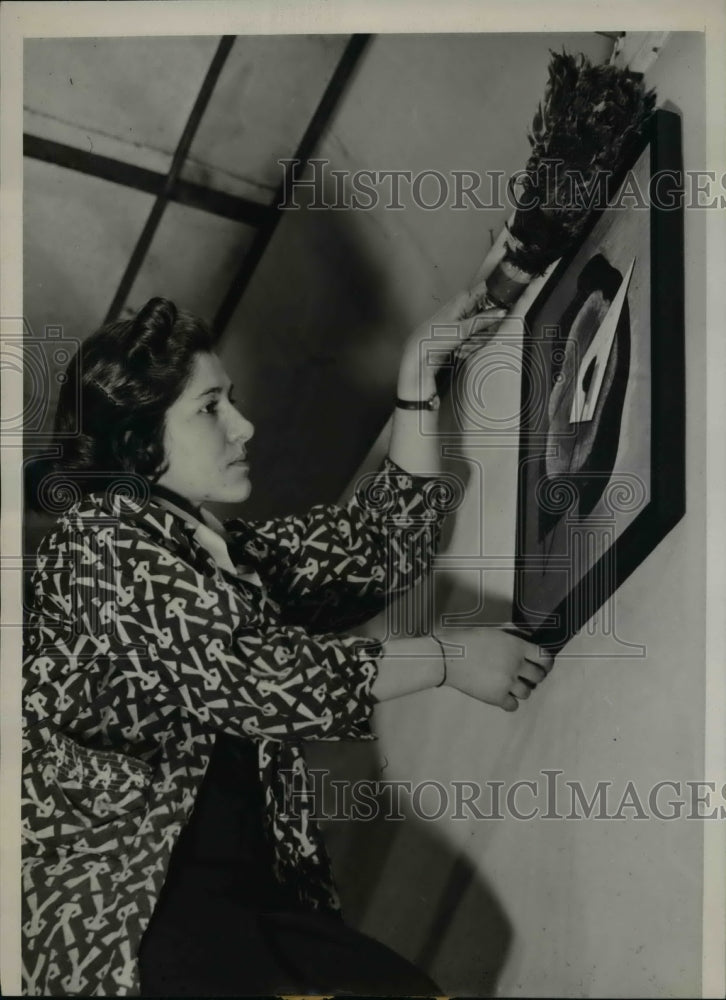 1940 Press Photo Lillian Sader of Chicago Art Institute hangs her painting - Historic Images