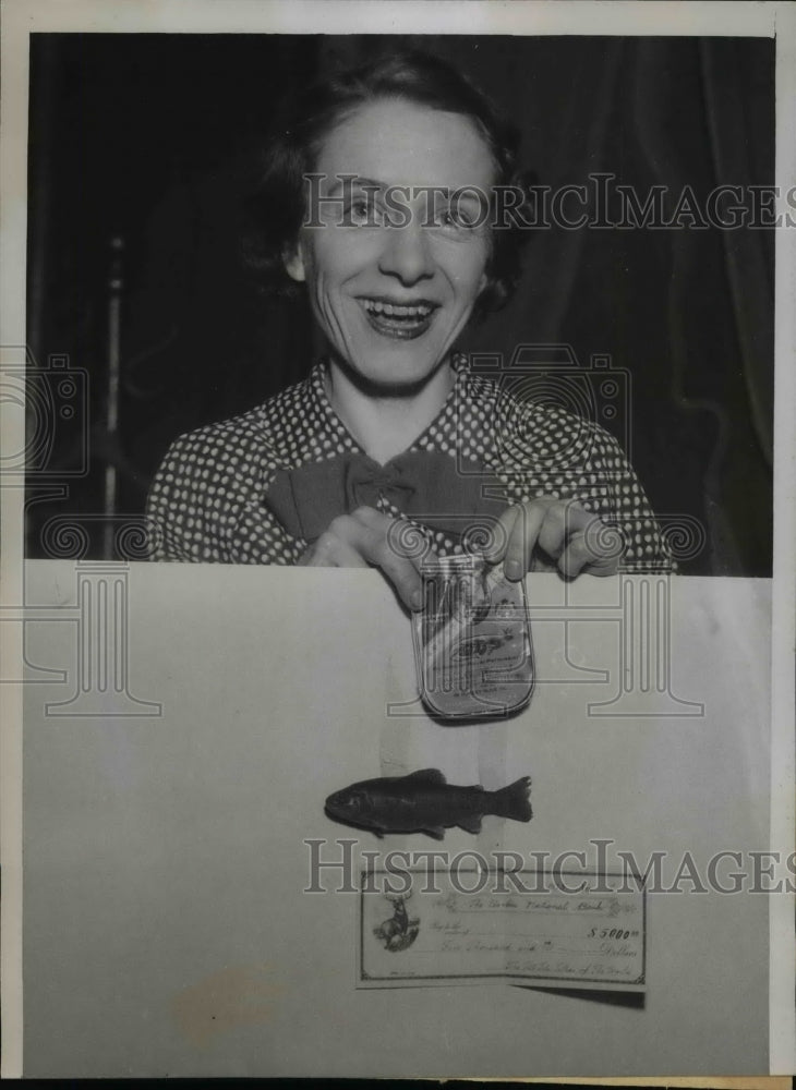 1935 Press Photo Anne Newman shows prizes for Tall Story Tellers' Club contest - Historic Images