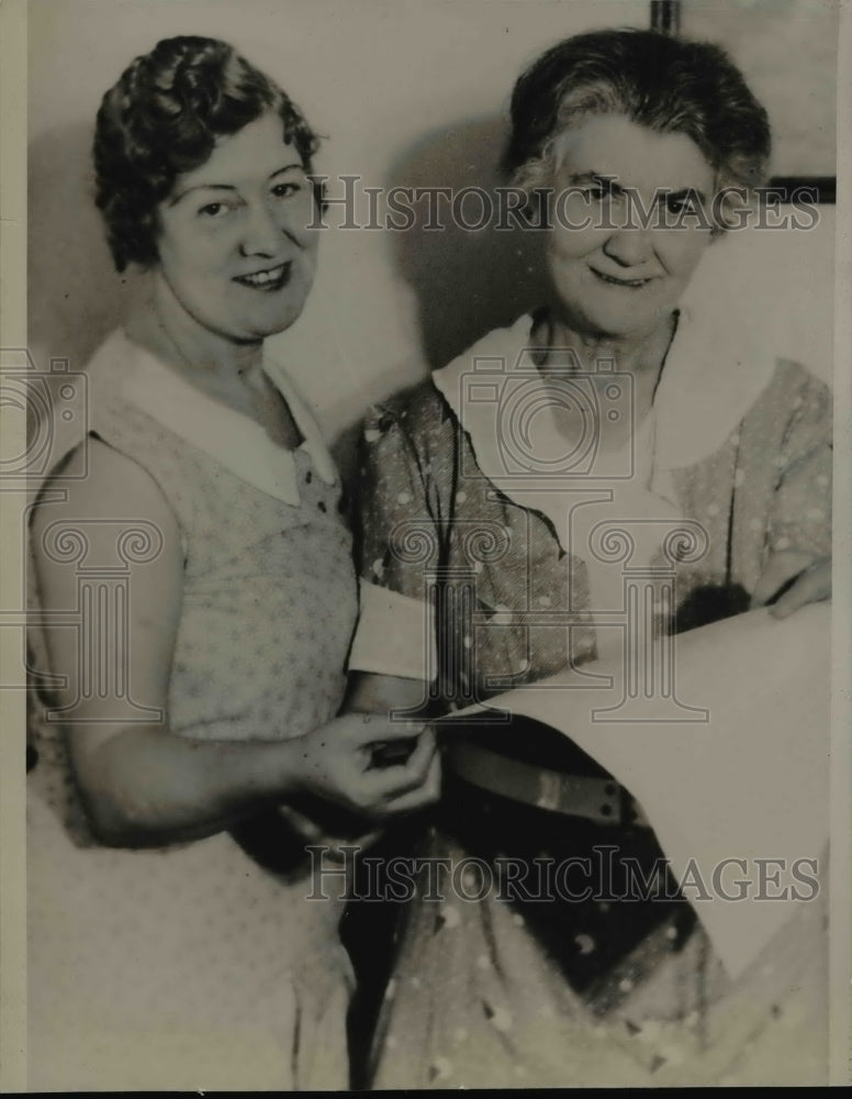 1933 Press Photo Carolyn Mattern &amp; sister Elizabeth Merville in Freeport, Ill - Historic Images