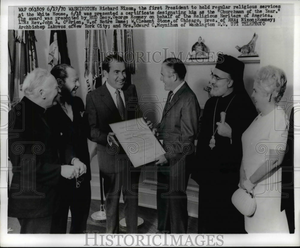 1970 Press Photo Pres. Nixon receiving a certificate as &quot;Churchman of the Year&quot;- Historic Images