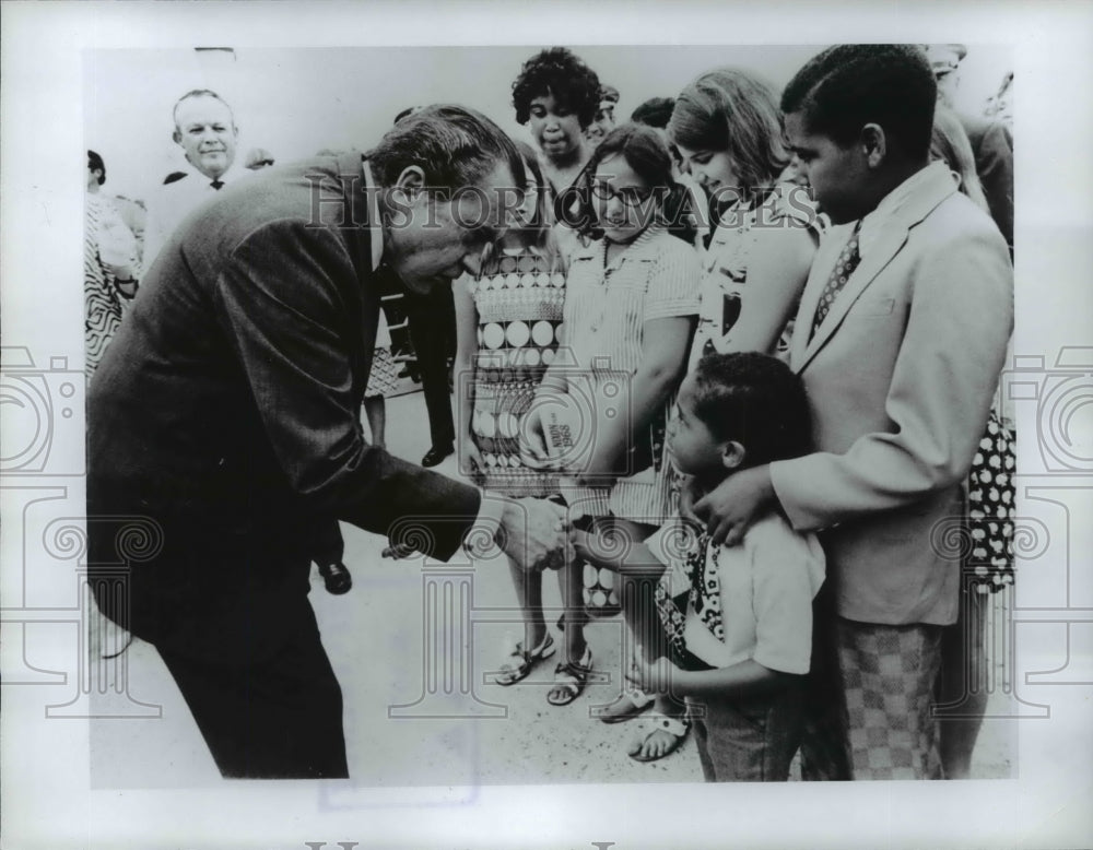 1971 Press Photo Pres. Richard Nixon meets up with the children - cvw24185 - Historic Images