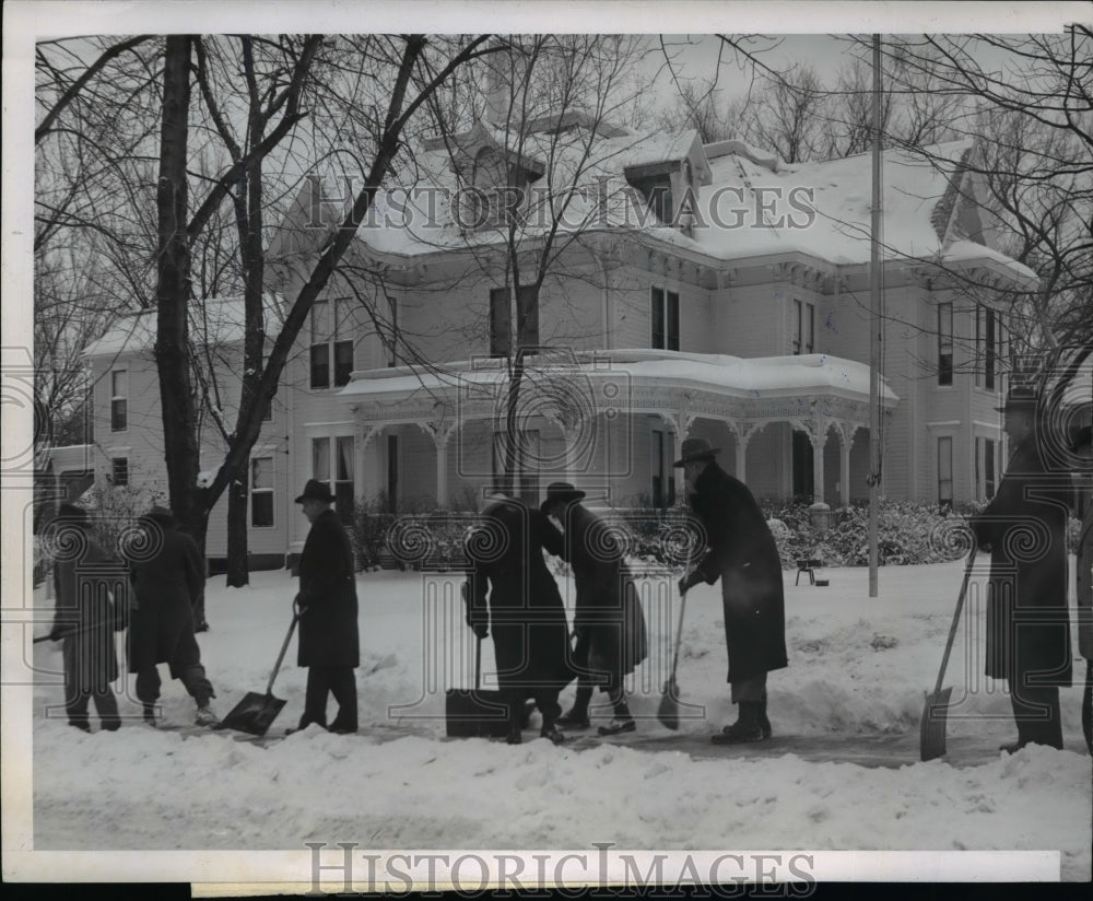 1945 Press Photo Chamber of Commerce Members shovel snow from summer White House-Historic Images