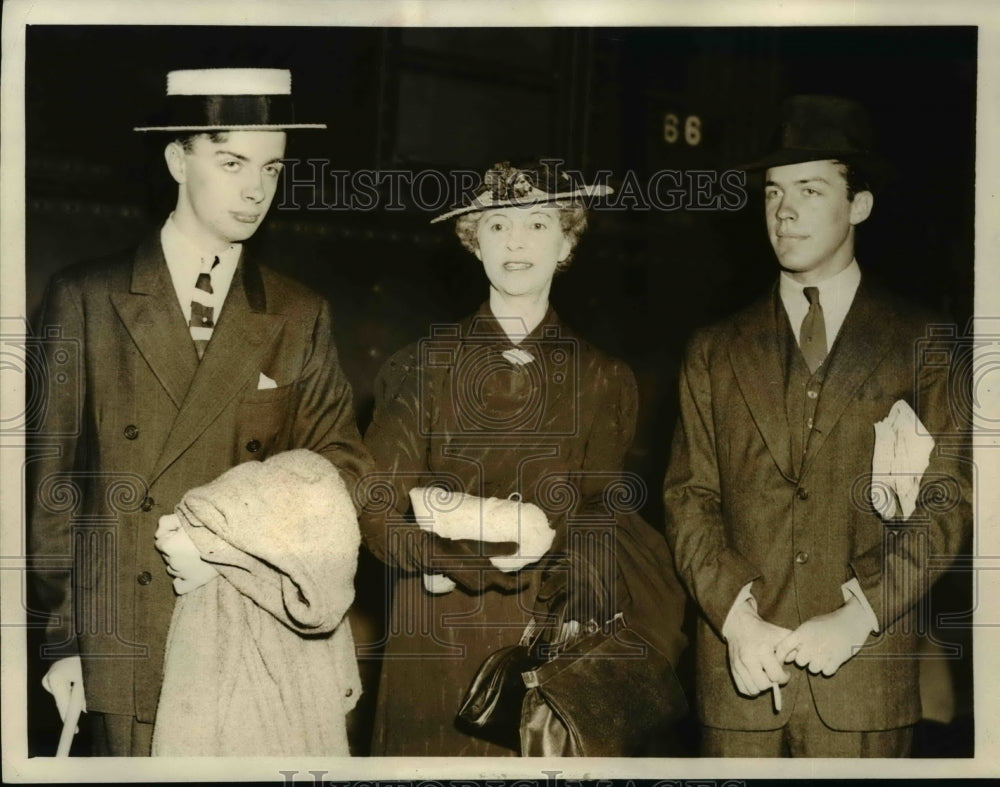 1937 Mrs Theodore Roosevelt Jr w/ sons Quentin & Theodore III in Chi - Historic Images