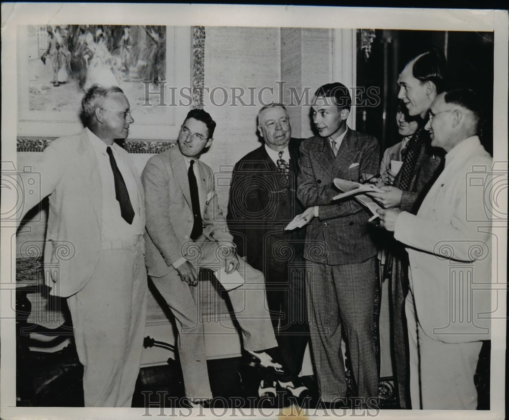 1936 Press Photo Gov. Alfred Landon photographed in executive mansion in Topeka-Historic Images